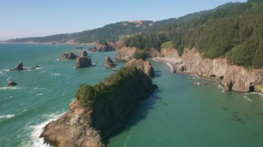 Güzel sahil ve deniz manzarasının üstünde doğa manzarası var. 