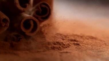 Tarçın çubukları ağır çekimde ahşap yüzeye düşüyor. Phantom Flex 4K kamera ile çekildi..