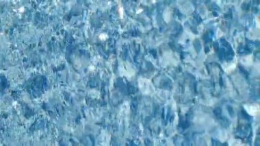 Havuz suyu yakın çekim dokusu. Dikey video.