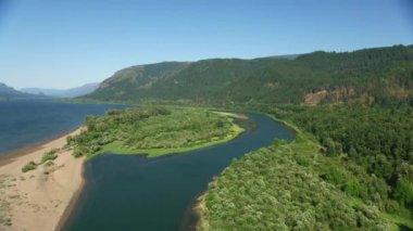 Oregon circa-2021: Columbia River Gorge 'un havadan görünüşü. Helicopter 'dan Cineflex ve RED 8K.