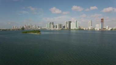 Miami, Florida 2019 dolaylarında. Miami, Florida 'nın gündüz hava görüntüsü. Helikopterden Cineflex gimbal ve RED 8K kamerayla çekildi..