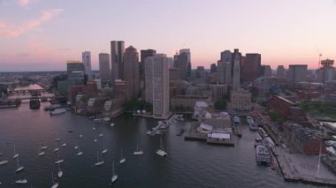 Boston, Massachusetts 2019 dolaylarında. Gün batımında Boston 'un hava manzarası. Helikopterden Cineflex gimbal ve RED 8K kamerayla çekildi..