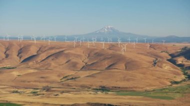 Oregon circa-2021: Columbia Nehri Boğazı 'ndaki rüzgar türbinlerinin hava görüntüsü. Helicopter 'dan Cineflex ve RED 8K.