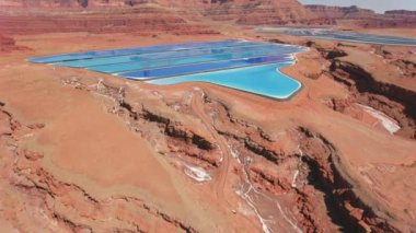 Utah 2019 dolaylarında. Potash buharlaşma göletlerinin havadan görünüşü. Helikopterden Cineflex gimbal ve RED 8K kamerayla çekildi..