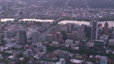Portland, Oregon 2019 dolaylarında. Gün doğumunda Portland 'ın havadan görüntüsü. Helikopterden Cineflex gimbal ve RED 8K kamerayla çekildi..