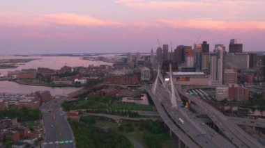 Boston, Massachusetts 2019 dolaylarında. Gün batımında Boston 'un hava manzarası. Helikopterden Cineflex gimbal ve RED 8K kamerayla çekildi..