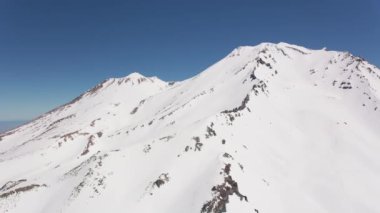 Cascade Dağları, Oregon: Karlı dağ manzarasının hava görüntüleri 