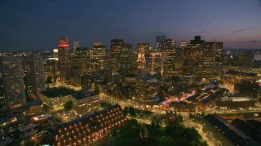 Boston, Massachusetts 2019 dolaylarında. Geceleri Boston 'un hava manzarası. Helikopterden Cineflex gimbal ve RED 8K kamerayla çekildi..