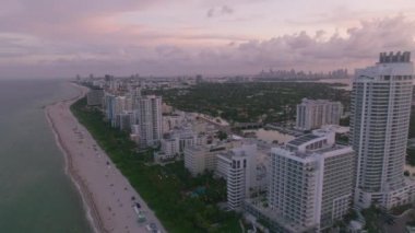 Miami, Florida 2019 dolaylarında. Gün batımında Miami Plajı 'nın havadan görüntüsü. Helikopterden Cineflex gimbal ve RED 8K kamerayla çekildi..