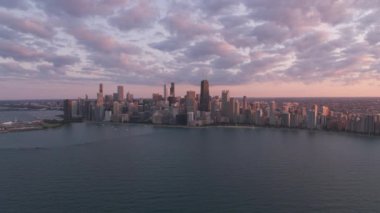 Chicago, Illinois 2019 dolaylarında. Gün batımında Chicago 'nun hava manzarası. Helikopterden Cineflex gimbal ve RED 8K kamerayla çekildi..