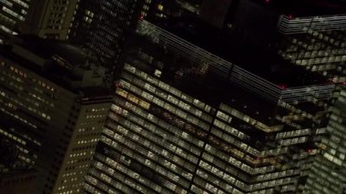 Tokyo, Japonya 2018 dolaylarında. Gece Tokyo gökdelenlerinin açılı hava manzarası. Kırmızı kamerayla helikopterden çekilmiş..