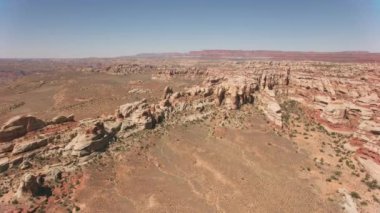 Canyonlands Ulusal Parkı, Utah 2019 dolaylarında. Kanyonlar 'ın havadan görünüşü. Helikopterden Cineflex gimbal ve RED 8K kamerayla çekildi..