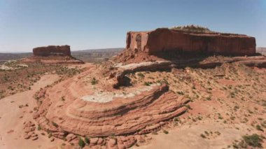 Canyonlands Ulusal Parkı, Utah 2019 dolaylarında. Kanyonlar 'ın havadan görünüşü. Helikopterden Cineflex gimbal ve RED 8K kamerayla çekildi..