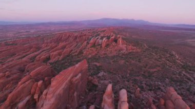 Arches Ulusal Parkı, Utah 2019 dolaylarında. Arches Ulusal Parkı 'nın havadan görüntüsü. Helikopterden Cineflex gimbal ve RED 8K kamerayla çekildi..