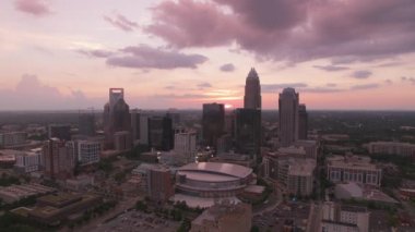 Charlotte, Kuzey Carolina 2019 dolaylarında. Gün batımında Charlotte 'un hava görüntüsü. Helikopterden Cineflex gimbal ve RED 8K kamerayla çekildi..