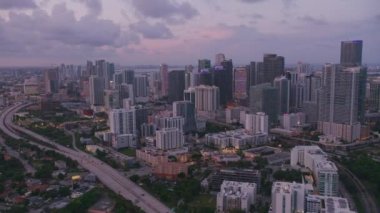 Miami, Florida 2019 dolaylarında. Gün batımında Miami 'nin hava manzarası. Helikopterden Cineflex gimbal ve RED 8K kamerayla çekildi..