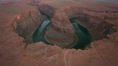 Horseshoe Bend, Arizona 2019 dolaylarında. Arizona 'daki Horseshoe Bend' in hava manzarası. Helikopterden Cineflex gimbal ve RED 8K kamerayla çekildi..