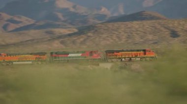 Wyoming 2018 dolaylarında. Tren Wyoming 'in kırsal kesiminden geçiyor..