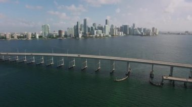 Miami, Florida 2019 dolaylarında. Miami, Florida 'nın gündüz hava görüntüsü. Helikopterden Cineflex gimbal ve RED 8K kamerayla çekildi..
