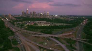 Charlotte, Kuzey Carolina 2019 dolaylarında. Gün batımında Charlotte 'un hava görüntüsü. Helikopterden Cineflex gimbal ve RED 8K kamerayla çekildi..