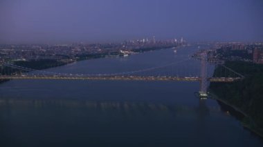 New York City, New York dolaylarında 2019. Gün doğumunda New York 'un havadan görüntüsü. Helikopterden Cineflex gimbal ve RED 8K kamerayla çekildi..