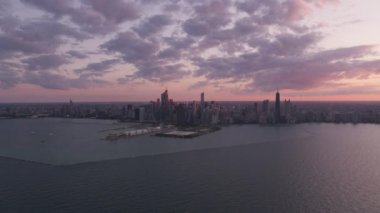 Chicago, Illinois 2019 dolaylarında. Gün batımında Chicago 'nun hava manzarası. Helikopterden Cineflex gimbal ve RED 8K kamerayla çekildi..