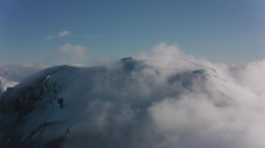 Adams Dağı, Washington 2019 dolaylarında. Adams Dağı 'nın havadan görünüşü. Helikopterden Cineflex gimbal ve RED 8K kamerayla çekildi..