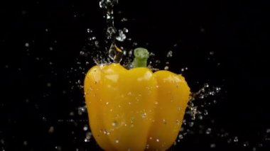 Su çok yavaş çekimde sarı dolma biberden dönüyor. Phantom Flex 4K kamera ile çekildi..