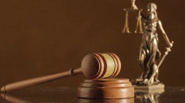 Hukuk konsepti, Bayan Adalet Heykeli. Kırmızı ışıkta.