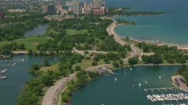 Chicago, Illinois 2019 dolaylarında. Sabah Chicago 'nun hava görüntüsü. Helikopterden Cineflex gimbal ve RED 8K kamerayla çekildi..