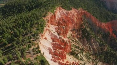 Bryce Canyon, Utah 2019 dolaylarında. Bryce Kanyonu 'nun havadan görünüşü. Helikopterden Cineflex gimbal ve RED 8K kamerayla çekildi..