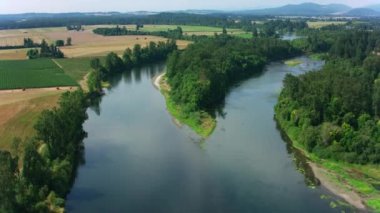 Oregon dolaylı 2021: Salem yakınlarındaki Willamette Nehri 'nin havadan görünüşü. Helicopter 'dan Cineflex ve RED 8K.