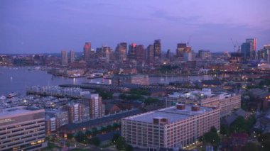 Boston, Massachusetts 2019 dolaylarında. Gün batımında Boston 'un hava manzarası. Helikopterden Cineflex gimbal ve RED 8K kamerayla çekildi..