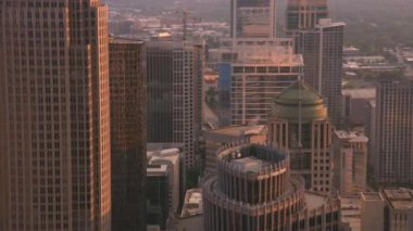 Charlotte, Kuzey Carolina 2019 dolaylarında. Gün batımında Charlotte 'un hava görüntüsü. Helikopterden Cineflex gimbal ve RED 8K kamerayla çekildi..