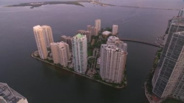 Miami, Florida 2019 dolaylarında. Gün batımında Miami 'nin hava manzarası. Helikopterden Cineflex gimbal ve RED 8K kamerayla çekildi..