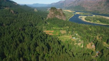 Oregon circa-2021: Columbia River Gorge 'daki Beacon Kayası' nın havadan görünüşü. Helicopter 'dan Cineflex ve RED 8K.
