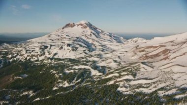 Cascade Dağları, Oregon 2019 dolaylarında. Kız Kardeşler Dağları 'nın havadan görünüşü. Helikopterden Cineflex gimbal ve RED 8K kamerayla çekildi..