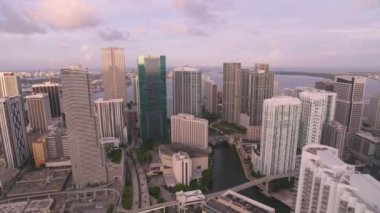 Miami, Florida 2019 dolaylarında. Gün batımında Miami 'nin hava manzarası. Helikopterden Cineflex gimbal ve RED 8K kamerayla çekildi..
