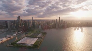 Chicago, Illinois 2019 dolaylarında. Gün batımında Chicago 'nun hava manzarası. Helikopterden Cineflex gimbal ve RED 8K kamerayla çekildi..