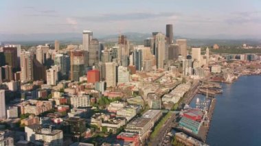 Seattle, Washington 2019 dolaylarında. Seattle şehir merkezinin hava görüntüsü. Helikopterden Cineflex gimbal ve RED 8K kamerayla çekildi..