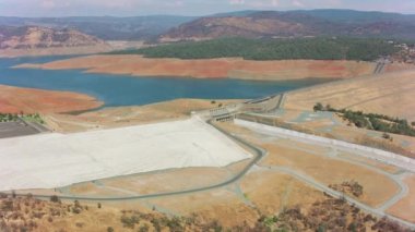 Oroville Gölü, Kaliforniya Ağustos 2021: Oroville Gölü 'nün yaz kuraklığı sırasında havadan görünüşü