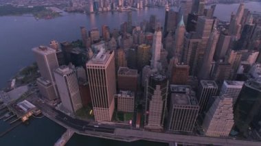 New York City, New York dolaylarında 2019. Güneş doğarken Manhattan 'ın havadan görünüşü. Helikopterden Cineflex gimbal ve RED 8K kamerayla çekildi..
