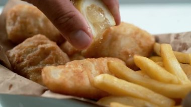 Limonlu balık ve patates kızartması. Phantom Flex 4K kamera ile çekildi..