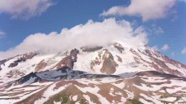 Saint Helens Dağı, Washington 2019 dolaylarında. Saint Helens Dağı 'nın havadan görünüşü. Helikopterden Cineflex gimbal ve RED 8K kamerayla çekildi..