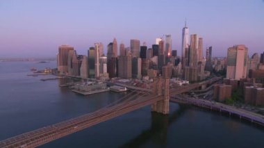New York City, New York dolaylarında 2019. Güneş doğarken Manhattan 'ın havadan görünüşü. Helikopterden Cineflex gimbal ve RED 8K kamerayla çekildi..