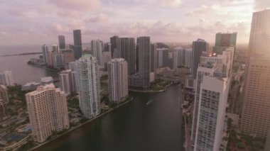 Miami, Florida 2019 dolaylarında. Gün batımında Miami 'nin hava manzarası. Helikopterden Cineflex gimbal ve RED 8K kamerayla çekildi..