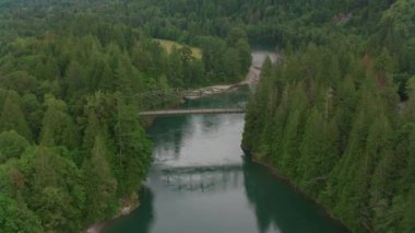 Mount Baker, Washington 2019 dolaylarında. Nehrin üzerindeki köprünün havadan görüntüsü. Helikopterden Cineflex gimbal ve RED 8K kamerayla çekildi..