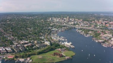 Seattle, Washington 2019 dolaylarında. Seattle şehir merkezinin hava görüntüsü. Helikopterden Cineflex gimbal ve RED 8K kamerayla çekildi..