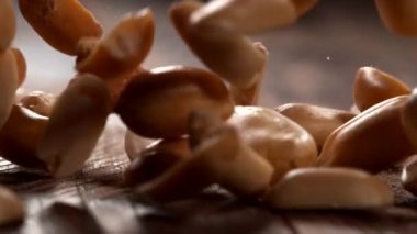 Yer fıstıkları ağır çekimde ahşap yüzeye düşüyor. Phantom Flex 4K kamera ile çekildi..