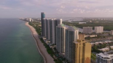 Miami, Florida 2019 dolaylarında. Miami plajının gündüz hava görüntüsü. Helikopterden Cineflex gimbal ve RED 8K kamerayla çekildi..